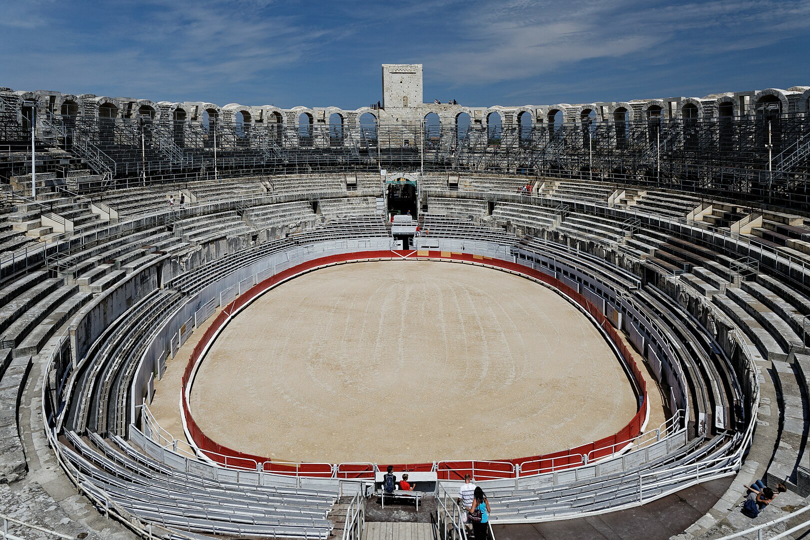 Το ρωμαϊκό αμφιθέατρο της Αρλ [Arènes d'Arles] στη νότια Γαλλία (περ. 90 μ.Χ.). Τον Μεσαίωνα οχυρώθηκε με πύργους, και μέσα στην αρένα του χτίστηκε οικισμός που κατεδαφίστηκε τον 19ο αιώνα. Σήμερα φιλοξενεί θεατρικές παραστάσεις, συναυλίες και τις εκδηλώσεις της Feria d'Arles [Γιορτή της Αρλ].