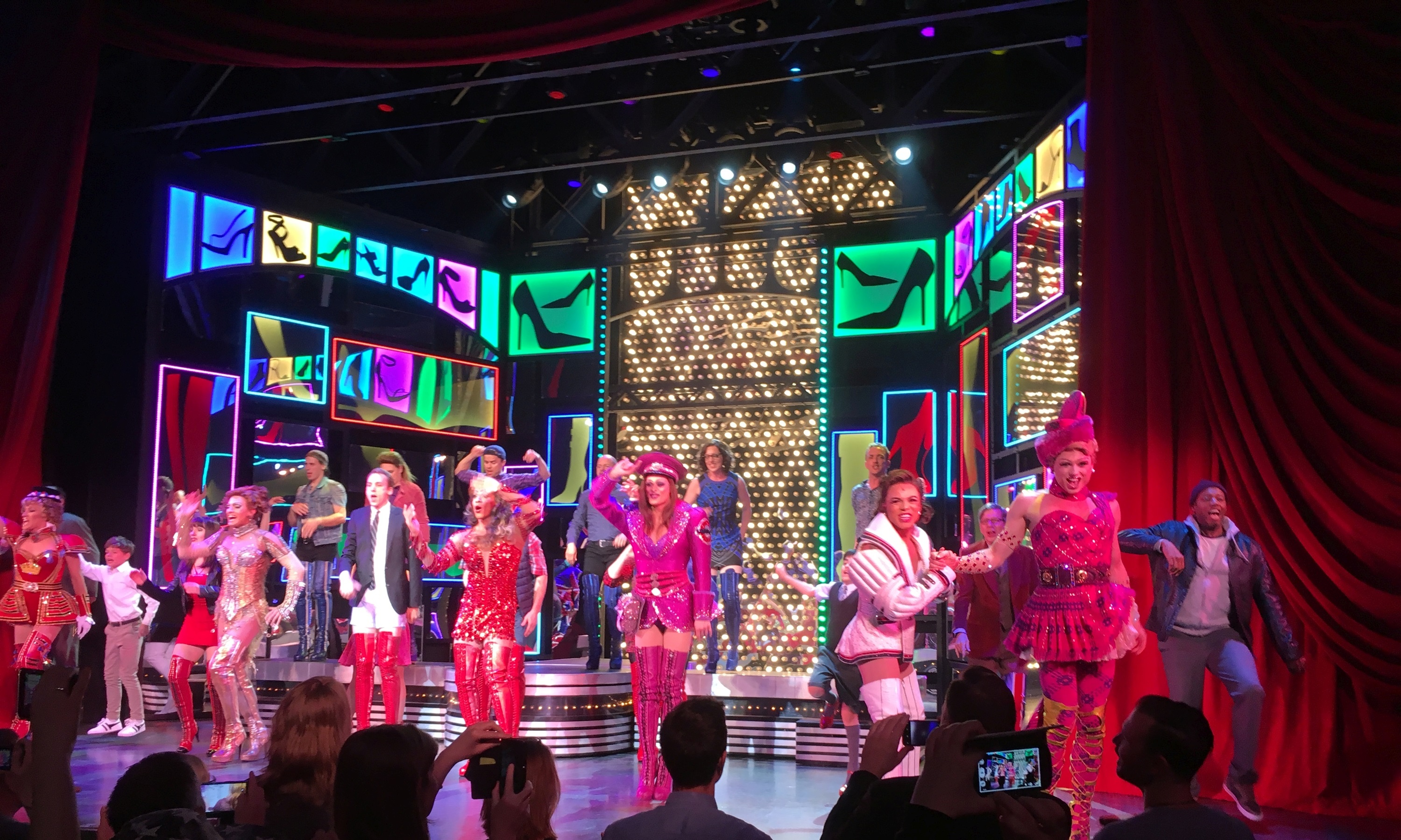 Σκηνή από το μιούζικαλ σόου Kinky Boots που παρουσιάστηκε στο θέατρο Operettenhaus του Αμβούργου της Γερμανίας, τον Μάιο του 2018.