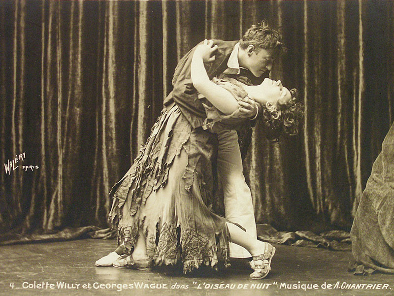 Η [[#Sidonie-Gabrielle Colette [Σιντονί-Γκαμπριέλ Κολέτ]#]] και ο [[#Georges Wague [Ζωρζ Βαγκ]#]] στο μονόπρακτο μιμόδραμα L'Oiseau de nuit [Το Νυχτοπούλι], σε κείμενο των [[#J. Alène [Ζ. Αλέν]#]] και G. Wague, μουσική του [[#Albert Chantrier [Αλμπέρ Σαντριέ]#]] και χορογραφία της [[#Mme Cernusco [Μαντάμ Σερνουσκό]#]], στο Gaîté-Rochechouart, Παρίσι, 1–14 Δεκεμβρίου 1911.