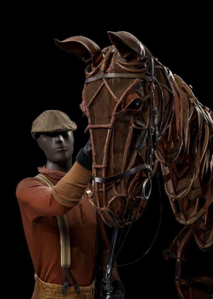 Η κούκλα του αλόγου Joey [Τζόυ] από το War Horse [Το άλογο του πολέμου], σε σχεδιασμό των [[#Adrian Kohler [Έιντριαν Κόλερ]#]] και [[#Basil Jones [Μπάζιλ Τζόουνς]#]] της Handspring Puppet Company (2009). Την εμψυχοποιούσαν επί σκηνής τρεις ορατοί κουκλοπαίκτες / κουκλοπαίκτριες, στους ρόλους «Κεφάλι», «Καρδιά» και «Οπίσθια» [Head, Heart, Hind]. Η κούκλα αποσύρθηκε το 2013, μετά από τέσσερα χρόνια παραστάσεων στο West End.