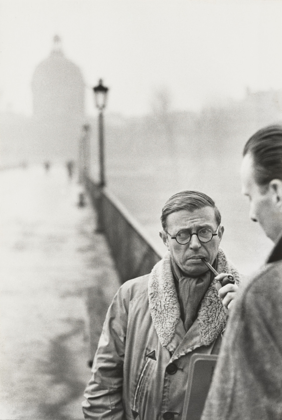 Ο Sartre στην Pont des Arts, Παρίσι, Γαλλία, (1946). Φωτογραφία του [[#Henri Cartier-Bresson [Ανρί Καρτιέ-Μπρεσσόν]#]].