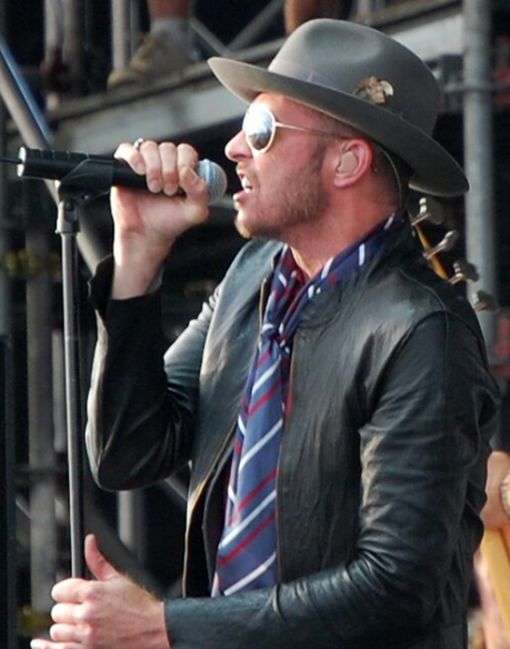 Ο [[#Scott Weiland [Σκοτ Ουάιλαντ]#]] χρησιμοποιεί ενδοακουστικό σε ζωντανή εμφάνιση με τους [[#Stone Temple Pilots [Στόουν Τεμπλ Πάιλοτς]#]] (2008).