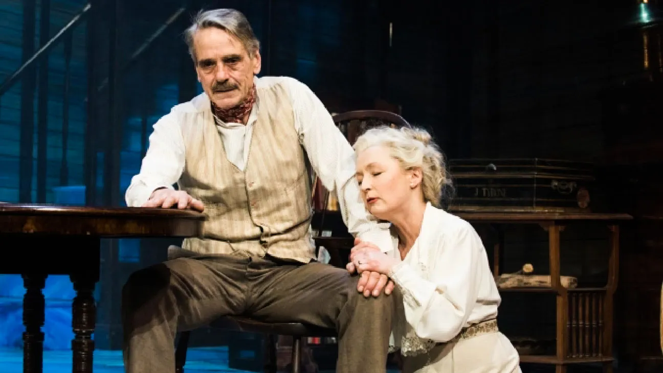 Η [[#Lesley Manville [Λέσλυ Μάνβιλ]#]] (Μαίρη Τάιρον) και ο [[#Jeremy Irons [Τζέρεμυ Άιρονς]#]] (Τζέιμς Τάιρον) στην παράσταση Μακρύ ταξίδι μιας μέρας μέσα στη νύχτα [Long Day's Journey into Night, 1956] του Eugene O'Neill [Ευγένιου Ο'Νηλ], σε σκηνοθεσία [[#Richard Eyre [Ρίτσαρντ Έαρ]#]]. Bristol Old Vic, 2016 (Wyndham's Theatre, Λονδίνο, 2018). Η εξάρτηση της μητέρας από τη μορφίνη και οι αμοιβαίες κατηγορίες των μελών της οικογένειας αποτελούν τον πυρήνα του ψυχολογικού δράματος.