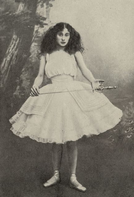 Η Άννα Πάβλοβα [Anna Pavlova] ως Ζιζέλ στη σκηνή της τρέλας από το ομώνυμο μπαλέτο (1841) των Jean Coralli [Ζαν Κοραλλί] και Jules Perrot [Ζυλ Περρώ] (Θέατρο Μαριίνσκι, Πετρούπολη, 1903). Το ξίφος αποκάλυψε ότι ο αγαπημένος της είναι μεταμφιεσμένος ευγενής, και τώρα η Ζιζέλ το στρέφει εναντίον του εαυτού της. Αναγνώριση και ανατροπή συμπυκνώνονται σε ένα αντικείμενο, και έτσι συγκροτείται η δραματικότητα του χορού.