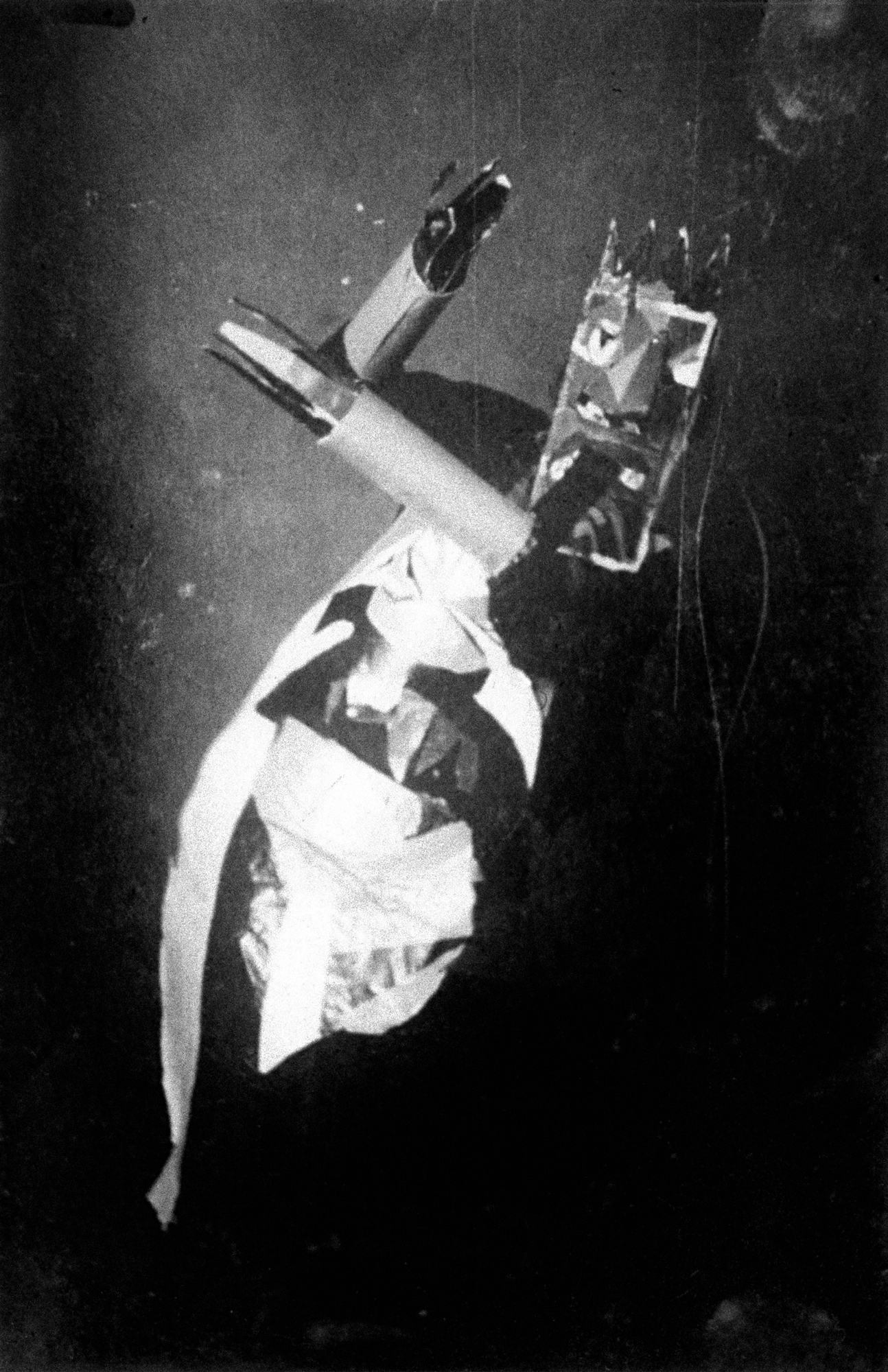 Η Sophie Taeuber-Arp χορεύει σε φωνητικό ποίημα του Hugo Ball, με κοστούμι και μάσκα πιθανότατα του Hans/Jean Arp, στα εγκαίνια της Galerie Dada στη Ζυρίχη (Μάρτιος 1917). Είναι ένα από τα ελάχιστα φωτογραφικά τεκμήρια του νταντά της Ζυρίχης. Η Taeuber εμφανιζόταν με μάσκα και ψευδώνυμο, επειδή η Kunstgewerbeschule [Σχολή Εφαρμοσμένων Τεχνών] της Ζυρίχης, όπου δίδασκε, δεν επέτρεπε στους διδάσκοντες/στις διδάσκουσες να συμμετέχουν σε ντανταϊστικές δράσεις.