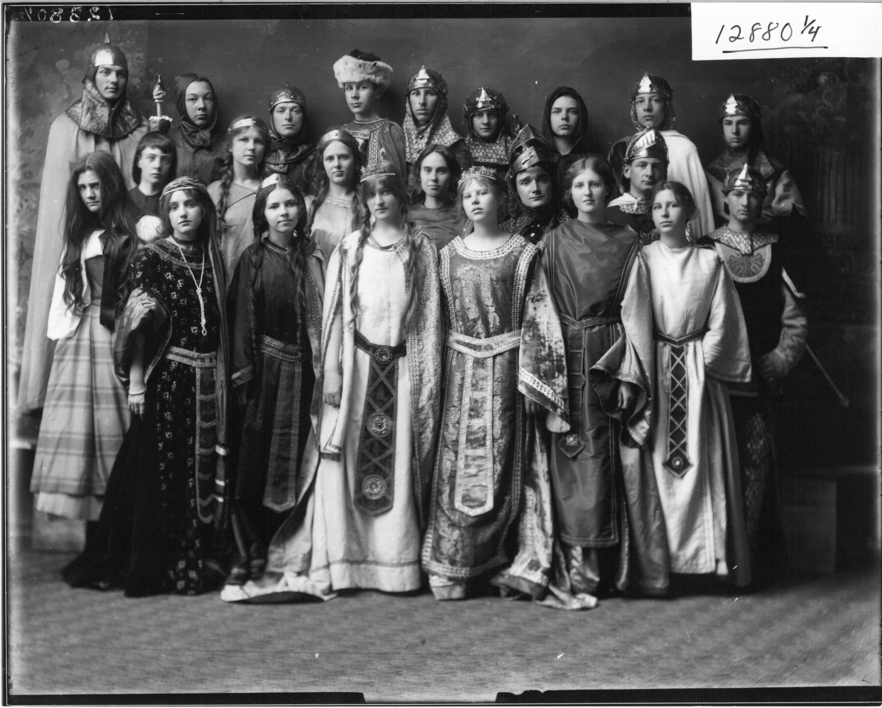 Ο θίασος μιας σχολικής παράστασης του McGuffey High School [Γυμνάσιο Μακ Γκάφυ] στην Οξφόρδη του Οχάιο (1912). Το σχολείο λειτουργούσε ως πρότυπο σχολείο της Σχολής Παιδαγωγικής του Miami University [Πανεπιστήμιο Μαϊάμι]. Στις αρχές του 20ού αιώνα οι σχολικές παραστάσεις και οι θεατρικοί όμιλοι καθιερώθηκαν στα αμερικανικά γυμνάσια, και το σχολικό θέατρο απέκτησε σταθερή θέση στη σχολική ζωή.