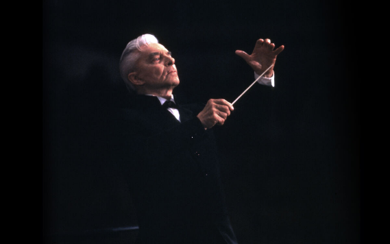 Ο αρχιμουσικός Herbert von Karajan διευθύνει την 1η Συμφωνία του [[#Johannes Brahms [Γιοχάννες Μπραμς]#]] με τη Berliner Philharmoniker το 1986.