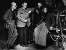 Ο Brecht (δεύτερος από αριστερά) με τη [[#Helene Weigel [Χελένε Βάιγκελ]#]] στις πρόβες της Μάνας Κουράγιο στο Deutsches Theater [Ντόυτσες Τεάτερ] του Ανατολικού Βερολίνου (πρεμιέρα 11 Ιανουαρίου 1949), σε σκηνοθεσία Brecht και Engel. Η παράσταση είχε μισή αυλαία, προβαλλόμενες επιγραφές και το κάρο πάνω σε περιστροφική σκηνή. Έγινε πρότυπο παράστασης του επικού θεάτρου και οδήγησε την ίδια χρονιά στην ίδρυση του [[#Berliner Ensemble [Μπερλίνερ Ανσάμπλ]#]].