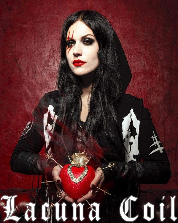 Η [[#Cristina Scabbia [Κριστίνα Σκάμπια]#]] (γενν. 1972), επικεφαλής τραγουδίστρια του ιταλικού συγκροτήματος [[#Lacuna Coil [Λακούνα Κόιλ]#]] από το 1994, εμβληματική φιγούρα του γκόθικ μέταλ και της ευρύτερης ευρωπαϊκής σκηνής του χέβυ μέταλ. Με τη χαρακτηριστική μεσογειακή φυσιογνωμία, τη γοτθική σκηνική αισθητική και τη σύζευξη μελωδικών φωνητικών με βαριά ηχητική αρχιτεκτονική, συνέβαλε καθοριστικά στη διεθνή ανάδειξη της ιταλικής χέβυ μέταλ σκηνής και στη διεύρυνση της γυναικείας παρουσίας στο είδος.