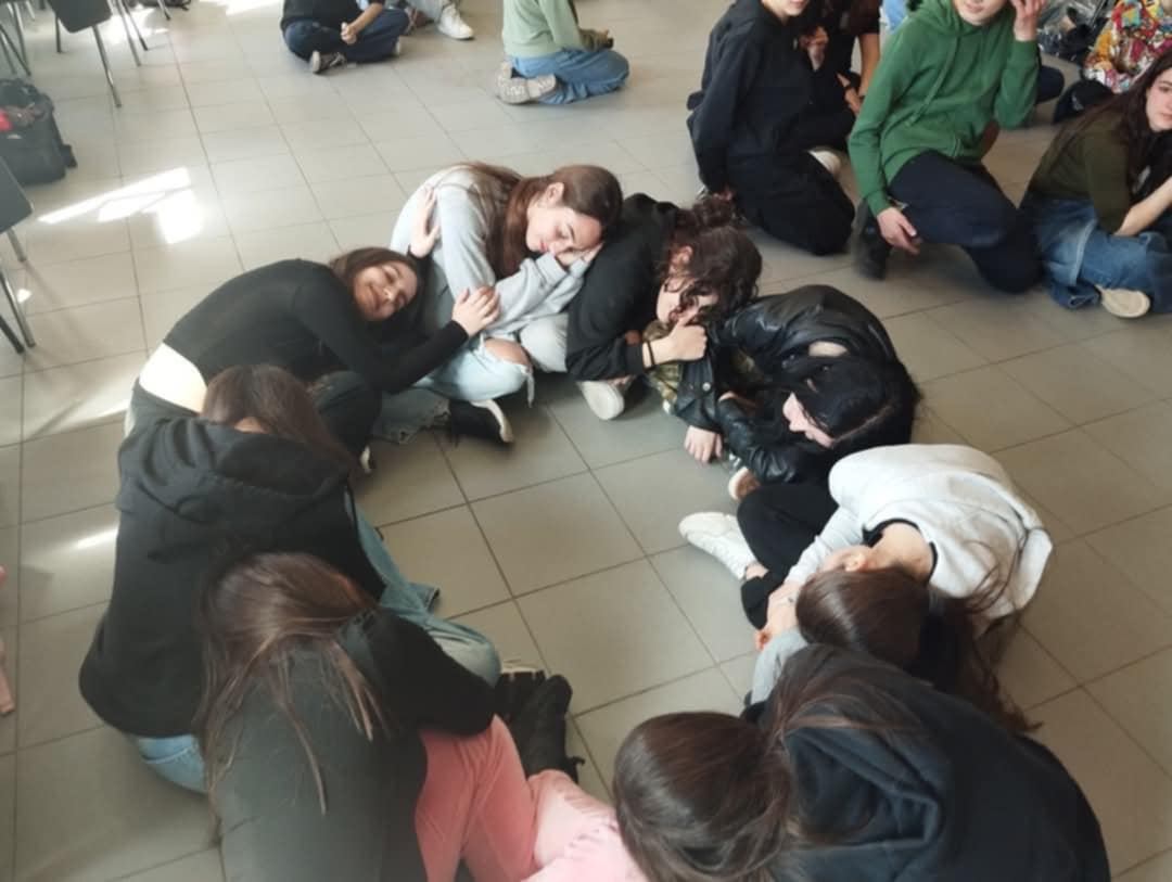 Η θεατροπαιδαγωγική είναι δραστηριότητα ομαδοσυνεργατική που αντλεί τη λογική της από το παιχνίδι.Θεατροπαιδαγωγικό πρόγραμμα με εφήβους, με εμψυχώτρια την Κατερίνα Κωστή.