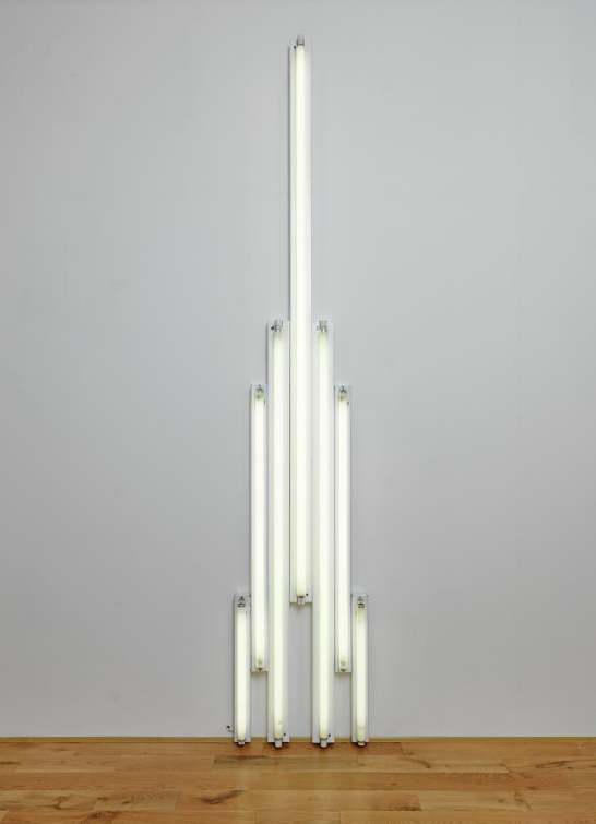 Dan Flavin, «Μνημείο» για τον Βλαδιμίρ Τάτλιν [‘Monument’ for V. Tatlin], 1966–9,&nbsp;Tate. 