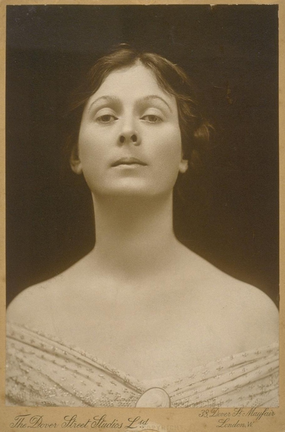 Πορτρέτο της Isadora Duncan [Ισιδώρα Ντάνκαν], πρωτοπόρου του μοντέρνου χορού. Η χορογράφος συνέδεσε τη σύνθεση της κίνησης με την ελεύθερη ροή του σώματος, την αρχαιοελληνική εικονογραφία και τη μουσική των κλασσικών συνθετών, απομακρυνόμενη από τους περιορισμούς της τεχνικής του κλασσικού μπαλέτου.