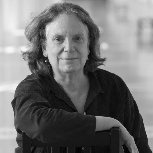 Anne Bogart (γεν. 1951), Αμερικανίδα σκηνοθέτρια και θεωρητικός του θεάτρου, συνιδρύτρια και συνδιευθύντρια της SITI Company (1992) μαζί με τον Ταντάσι Σουζούκι, καθηγήτρια σκηνοθεσίας στο Columbia University της Νέας Υόρκης. Συγγραφέας τεσσάρων θεωρητικών έργων, μεταξύ των οποίων τα A Director Prepares (2001) και The Viewpoints Book (2005, με την Tina Landau), συστηματοποίησε και διέδωσε διεθνώς τη μέθοδο των Οπτικών [Viewpoints] ως σύστημα σκηνικής εκπαίδευσης και δημιουργίας, ανανεώνοντας τη χορογραφική σύλληψη της Mary Overlie και ασκώντας καθοριστική επίδραση στο αμερικανικό και διεθνές σύγχρονο θέατρο.