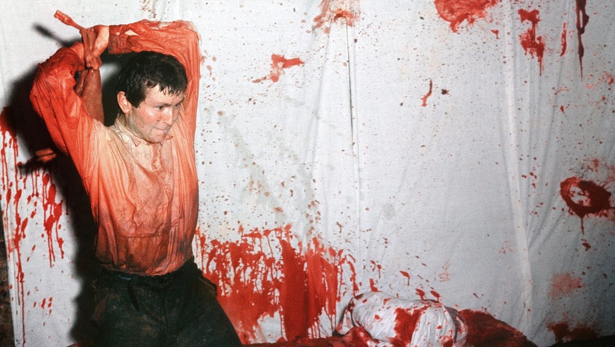Hermann Nitsch, 3. Aktion, Fest des psychophysischen Naturalismus [Δράση 3, Γιορτή ψυχοφυσικού νατουραλισμού], 28 Ιουνίου 1963, Βιέννη Φωτογραφία: [[#Ludwig Hoffenreich#]]. Στην δράση αυτή, που έλαβε πάλι χώρα στο εργαστήριο του Mühl, ο Nitsch έκανε χρήση ενός σφραγμένου αρνιού, εντοσθίων και αίματος. Κατά την διάρκειας της δημόσιας αυτής εκδήλωσης, η οποία διεκόπη βιαίως με την παρέμβαση της αστυνομίας, ακουγόταν το μουσικό έργο του Ανέστη Λογοθέτη Meditation&nbsp;[Διαλογισμός,1961].