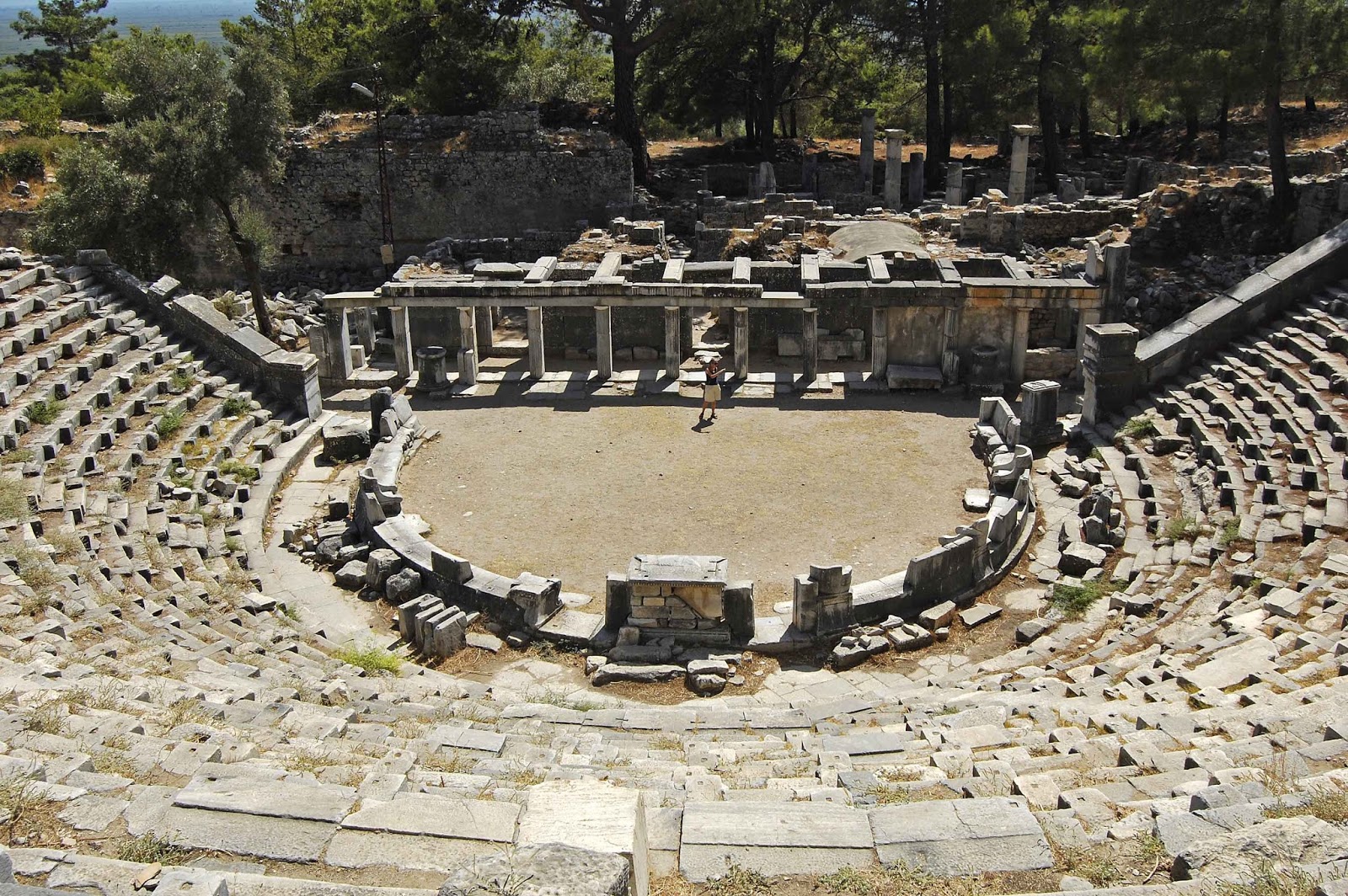 Το αρχαίο θέατρο της Πριήνης. Στο κέντρο της περιφέρειας της ορχήστρας διακρίνεται ο ενεπίγραφος βωμός του Διονύσου (θυμέλη).