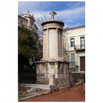 Χορηγικό μνημείο του Λυσικράτη στην οδό Τριπόδων, Αθήνα. Ιδρύθηκε το 335-334 π.Χ. σε ανάμνηση της νίκης του διθυραμβικού χορού παίδων της Ακαμαντίδος φυλής.