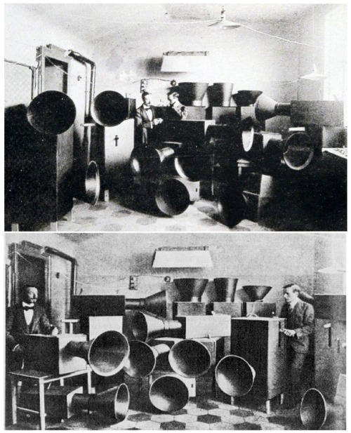 Ο Luigi Russolo και ο βοηθός του [[#Ugo Piatti [Ούγκο Πιάττι]#]] με τα «θορυβογόνα» [Intonarumori] στο Μιλάνο το 1913.&nbsp;
