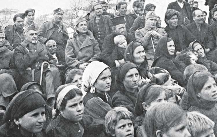 Το κοινό μιας παράστασης αντάρτικου πολιτικού θεάτρου (χωριό Βλάση, 1944).