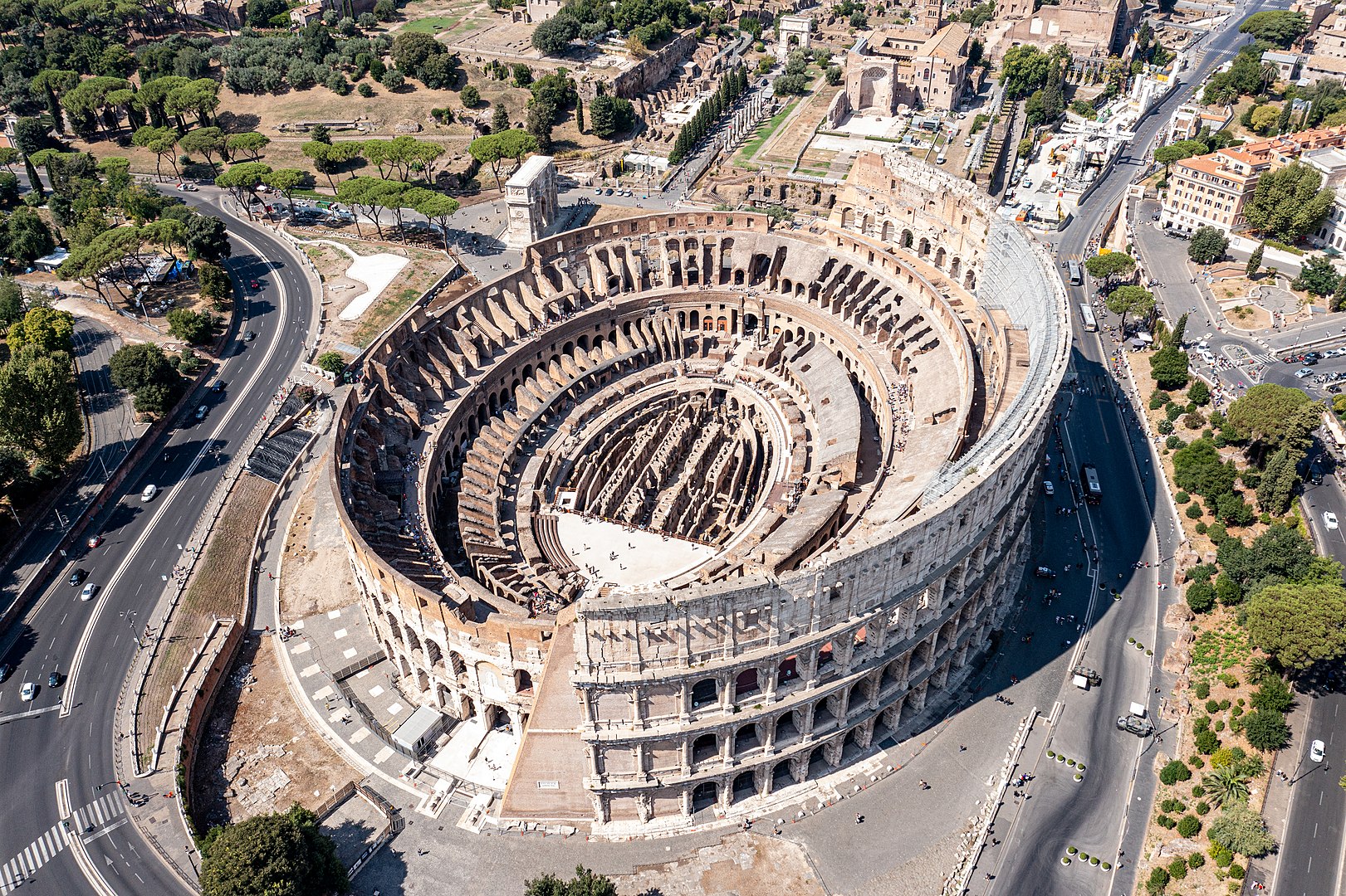 Αεροφωτογραφία του Κολοσσαίου [Amphitheatrum Flavium] στη Ρώμη (2021). Στο κέντρο διακρίνεται η αρένα. Το ξύλινο δάπεδό της έχει ανακατασκευαστεί μόνο σε μικρό τμήμα, οπότε φαίνεται το υπόγειο [hypogeum].