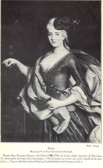 Πορτραίτο της Silvia/Zanetta Rosa Benozzi (1701-1758), διά χειρός [[#François de Troy [Φρανσουά ντε Τρουά]#]], από τη συλλογή του Δούκα της Πόρτλαντ (φωτογραφική αναπαραγωγή Braun). Πρωταγωνίστρια της Comédie-Italienne στο Παρίσι και η πλέον φημισμένη ερμηνεύτρια του Marivaux, η Benozzi ταυτίστηκε τόσο απόλυτα με τον τύπο της νεαρής ενζενύ, ώστε ένας απομνημονευματογράφος της εποχής σημείωνε ότι «δεν στάθηκε ποτέ δυνατόν να βρεθεί ηθοποιός ικανή να την αντικαταστήσει: σε εκείνη η φύση και η τέχνη που την τελειοποιούσε παρέμεναν πάντοτε κρυφές».