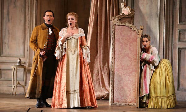 Σκηνή ωτακουστίας από την όπερα Le nozze di Figaro [Οι γάμοι του Φίγκαρο] (1786) του Wolfgang Amadeus Mozart, σε σκηνοθεσία [[#Jonathan Miller [Τζόναθαν Μίλλερ]#]] ([[#Metropolitan Opera [Μητροπολιτική Όπερα της Νέας Υόρκης]#]], Νέα Υόρκη, παραγωγή 1998, αναδιαδραμάτιση 2012). Φωτογραφία: Chang W. Lee / The New York Times.