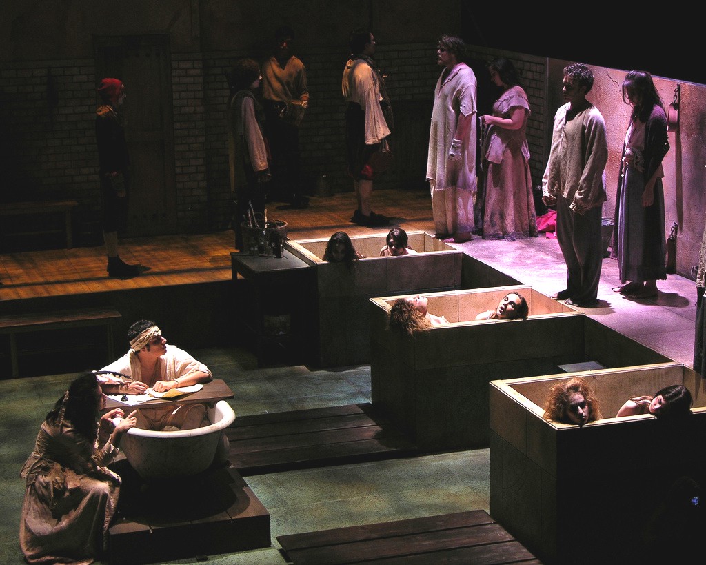 Στιγμιότυπο από το Marat/Sade [Μαρά/Σαντ] του Peter Weiss [Πέτερ Βάις] σε σκηνοθεσία Stefan Novinski [Στέφαν Νοβίνσκι], σε παραγωγή του University of California, San Diego [Πανεπιστημίου της Καλιφόρνιας, Σαν Ντιέγκο] (2005). Το έργο συνδέθηκε με το Θέατρο της Σκληρότητας μέσα από την παράσταση του Peter Brook [Πήτερ Μπρουκ] για τη Royal Shakespeare Company [Βασιλική Εταιρεία Σαίξπηρ] (1964). Η παράσταση προήλθε από το εργαστήριο «Theatre of Cruelty» [«Θέατρο της Σκληρότητας»] της ίδιας χρονιάς.