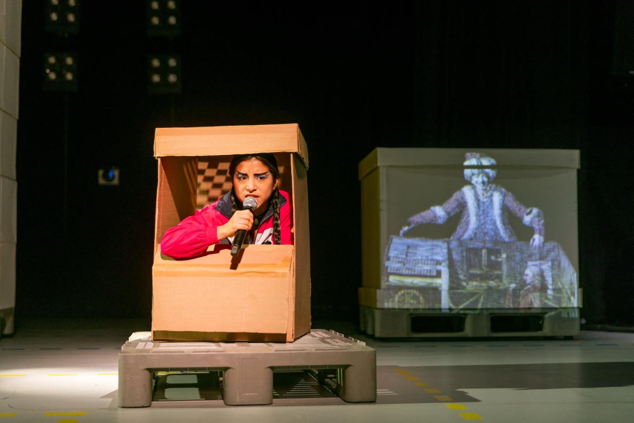 Rimini Protokoll [Ρίμινι Πρωτόκολλ], la danse d'amazon [Ο χορός της Amazon] (2023), σε σύλληψη του Daniel Wetzel [Ντάνιελ Βέτσελ], τσίρκο CABUWAZI, Βερολίνο. Η παράσταση ανήκει σε ένα ευρωπαϊκό εγχείρημα εμπνευσμένο από τον Οδυσσέα [Ulysses] του James Joyce [Τζαίημς Τζόυς]. Συνδυάζει ακροβατικά, υλικό τεκμηρίωσης και μαρτυρίες εργαζομένων της Amazon, και έτσι αναδεικνύει ότι οι στρατηγικές του μεταμοντερνισμού επιβιώνουν.