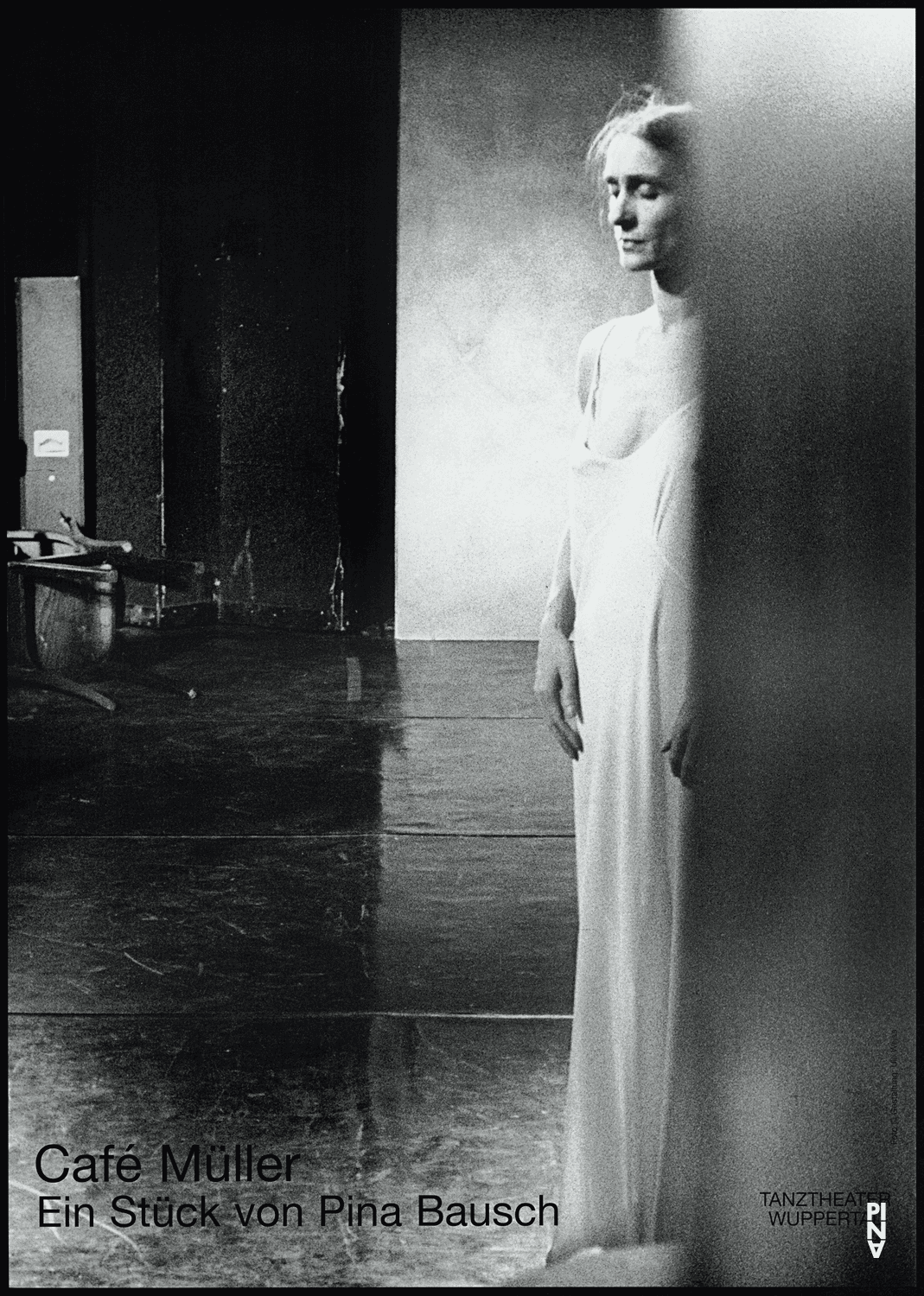 [[#Pina Bausch [Πίνα Μπάους]#]], Café Müller [Καφέ Μύλλερ], Tanztheater Wuppertal, Όπερα του Βούπερταλ, 1978. Σε ένα έρημο καφέ γεμάτο καρέκλες, δύο γυναίκες κινούνται με κλειστά μάτια, ενώ ένας άνδρας παραμερίζει βιαστικά τα εμπόδια από τον δρόμο τους. Ένα ζευγάρι επαναλαμβάνει ξανά και ξανά την ίδια αγκαλιά και την ίδια πτώση. Η καταναγκαστική επανάληψη και οι παιδικές αναμνήσεις της χορογράφου από το εστιατόριο των γονιών της συνδέουν το έργο με την ψυχαναλυτική θεωρία.