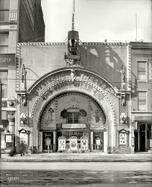 Το Majestic Theatre στο Ντητρόιτ του Μίσιγκαν (1909), μία από τις πολυάριθμες αίθουσες βωντβίλ των ΗΠΑ κατά την περίοδο ακμής του είδους.
