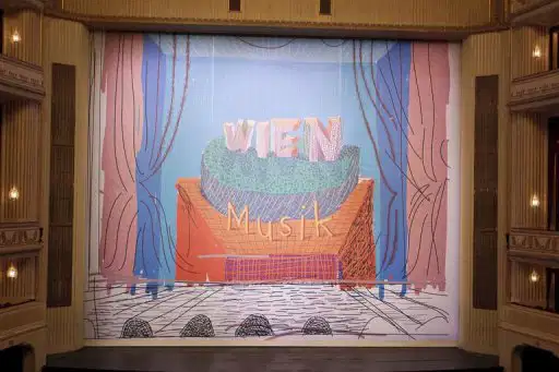 Αυλαία φιλοτεχνημένη από τον David Hockney για την [[#Wiener Staatsoper [Κρατική Όπερα της Βιέννης]#]].