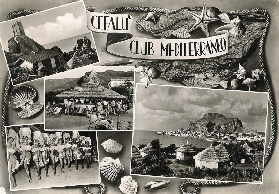 Καρτ-ποστάλ του χωριού του Club Méd του σικελικού θέρετρου Τσεφαλού, 1961. Διακρίνονται στα αριστερά τα σόου που παρουσιάζονταν στο πλαίσιο της ανιμασιόν.