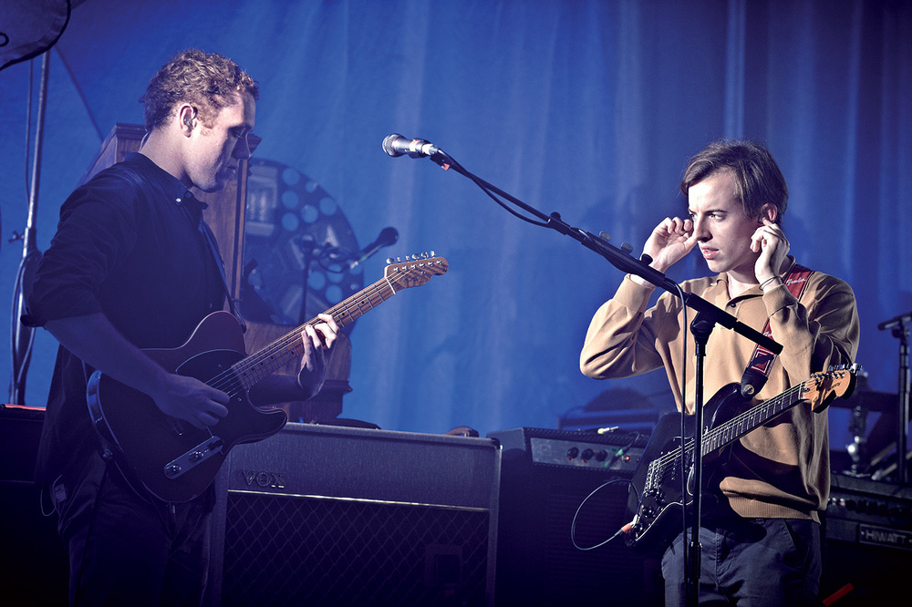 Οι [[#Jamie MacColl [Τζέιμι Μακόλ]#]] (αριστερά) και [[#Jack Steadman [Τζακ Στέντμαν]#]] (δεξιά) των [[#Bombay Bicycle Club [Μπόμπεϋ Μπάισυκλ Κλαμπ]#]] κατά τη διάρκεια ενός ελέγχου ήχου. Φωτογραφία: [[#Jesse Wild [Τζέσσι Ουάιλντ]#]].