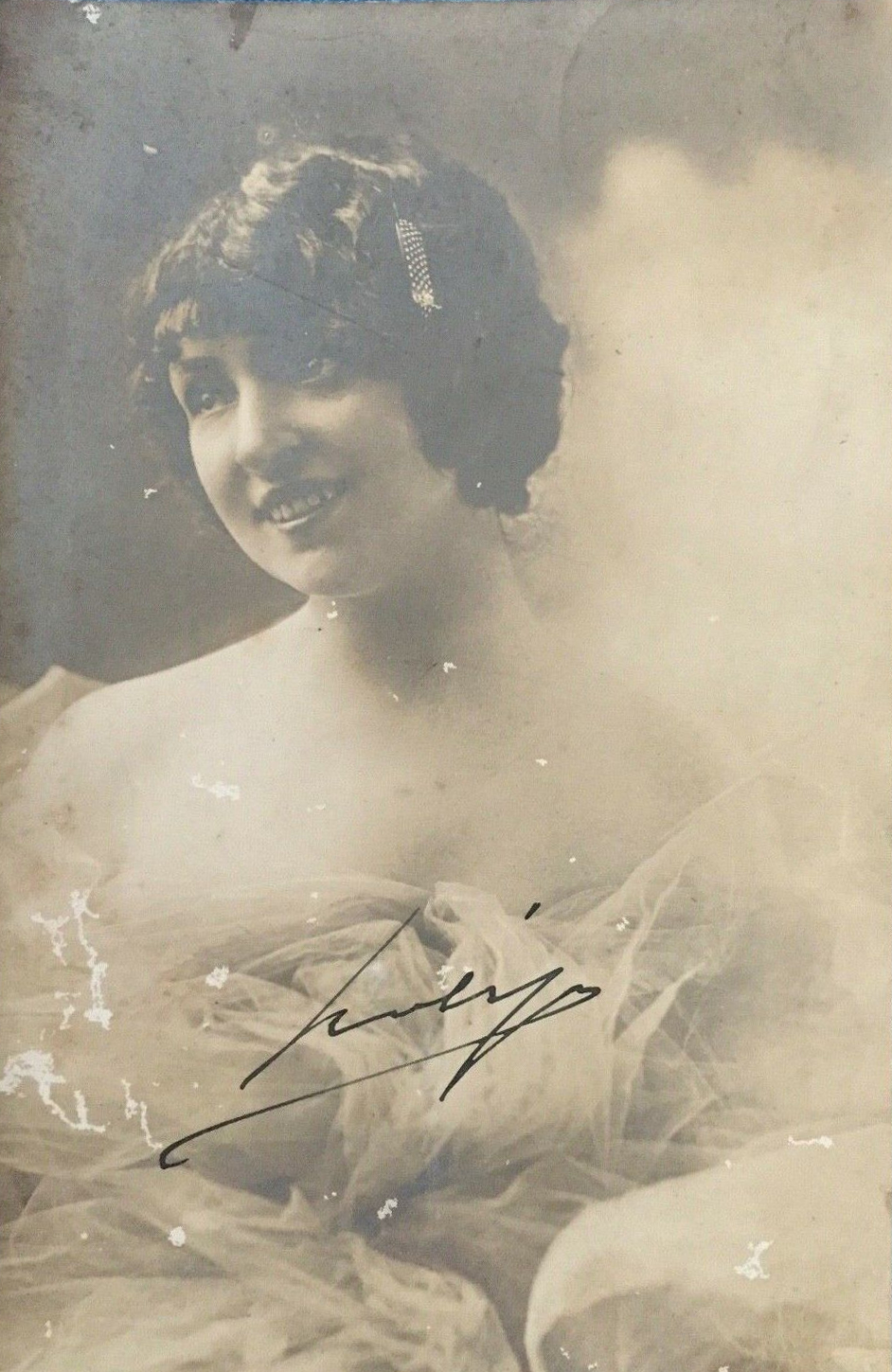 Φωτογραφικό πορτραίτο της Κυβέλης (1888-1978), 20 Ιανουαρίου 1914, άγνωστος φωτογράφος. Μία από τις σημαντικότερες πρωταγωνίστριες του ελληνικού θεάτρου του 20ού αιώνα, η Κυβέλη ξεκίνησε τη σταδιοδρομία της από πολύ νεαρή ηλικία ενσαρκώνοντας ρόλους ενζενύ, αξιοποιώντας τη φυσική χάρη, τη λεπτότητα της φωνής και την εκφραστική αμεσότητα που χαρακτήριζαν τον τύπο, προτού εξελιχθεί σε ώριμη τραγωδό και θιασάρχισσα, ιδρύοντας δικό της θίασο και διαμορφώνοντας την υποκριτική παράδοση του αστικού δράματος στην Ελλάδα του μεσοπολέμου.