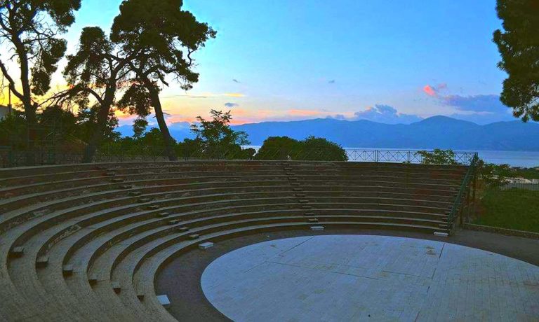 Το υπαίθριο θέατρο «Γεώργιος Παππάς», στον περιβάλλοντα χώρο του Πολιτιστικού Κέντρου Αιγίου «Αλέκος Μέγαρης», με περίπου 1.000 θέσεις. Φέρει το όνομα του βαθύφωνου Γιώργου Παππά (1939-2012). Ο Παππάς γεννήθηκε στο Αίγιο, ήταν μέλος της Εθνικής Λυρικής Σκηνής και τραγούδησε σε μεγάλα λυρικά θέατρα του εξωτερικού. Είναι χαρακτηριστικό δείγμα σύγχρονου δημοτικού υπαίθριου θεάτρου εποχικής λειτουργίας.