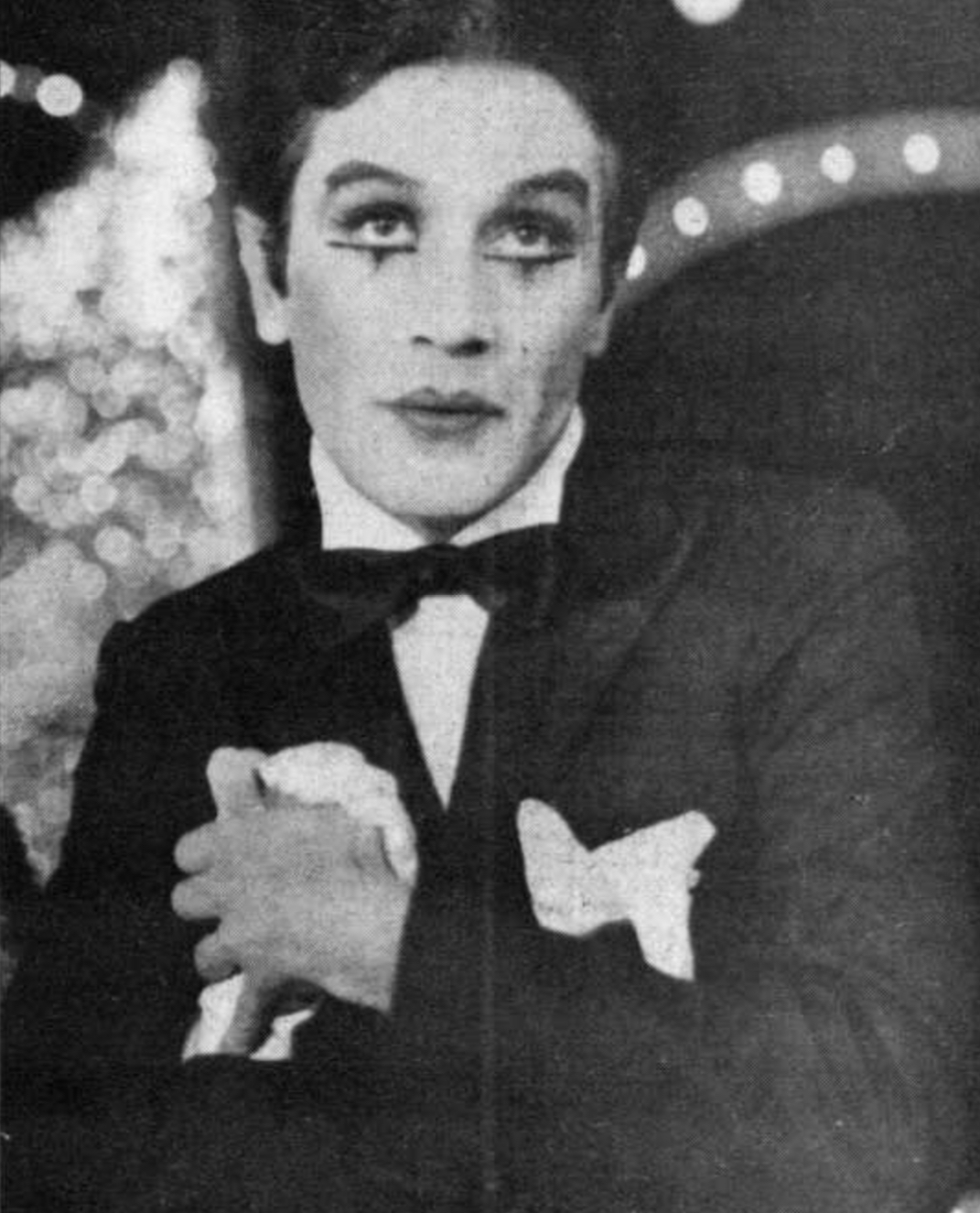 Ο Δάνης Κατρανίδης ως κομπέρ στο μιούζικαλ Cabaret [Καμπαρέ], στην παραγωγή της Αλίκης Βουγιουκλάκη (θεατρική περίοδος 1978 – 1979). Η ερμηνεία του έμεινε στη μνήμη ως μία από τις εμβληματικές του ρόλου στην ελληνική σκηνή.