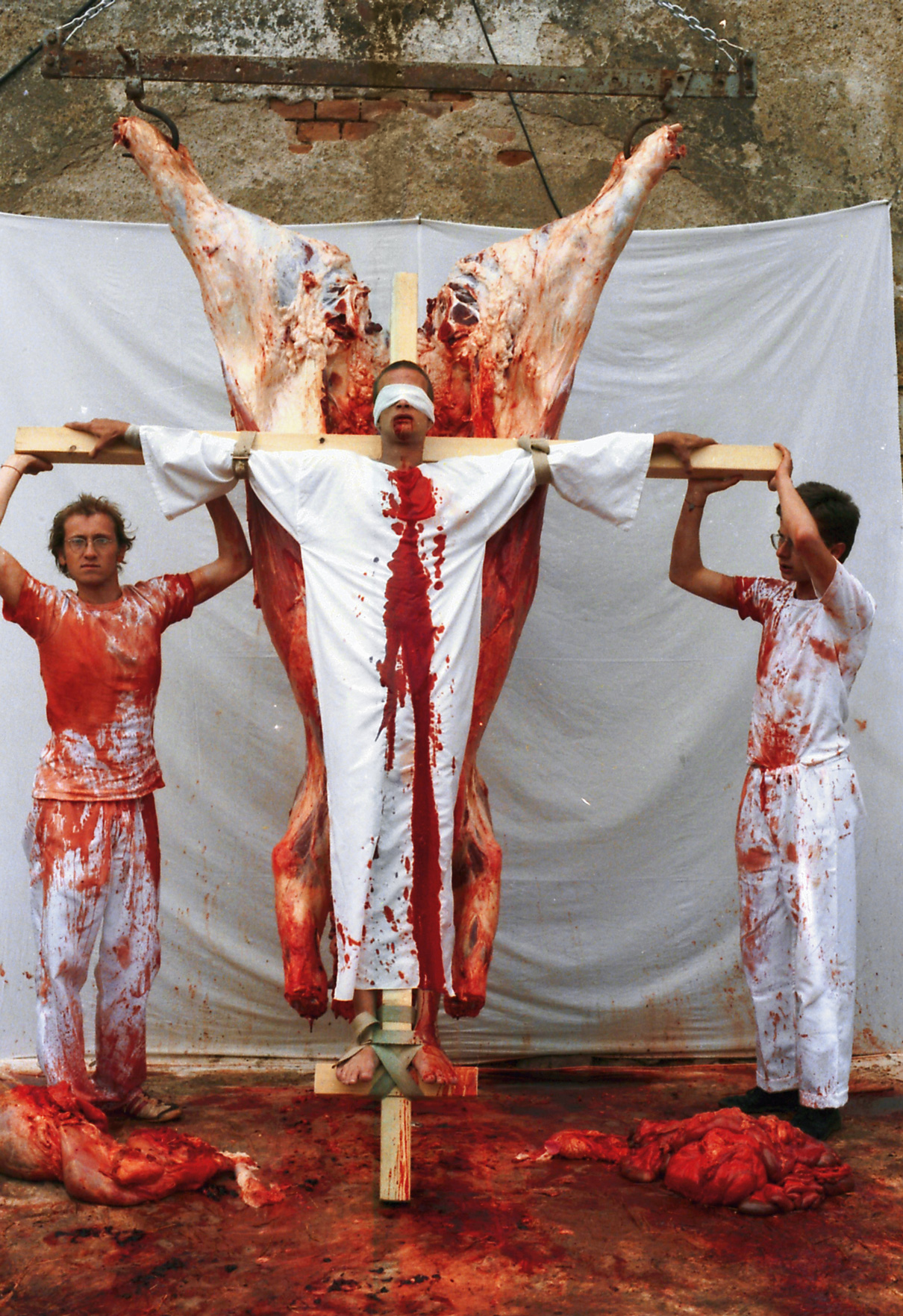 Hermann Nitsch, 3-Tage-Spiel, 27 Ιουλίου 1984, Πρίντσεντορφ.&nbsp;Ανήκει στη σειρά των δράσεων του καλλιτέχνη με τίτλο Das Orgien Mysterien Theaters  [Θέατρο των Οργίων και των Μυστηρίων, οι οποίες ήταν εμπνευσμένες από θρησκευτικές τελετουργίες και θυσίες που είχαν στόχο την συλλογική κάθαρση και την εξάλειψη του πόνου και της αηδίας.&nbsp;&nbsp;