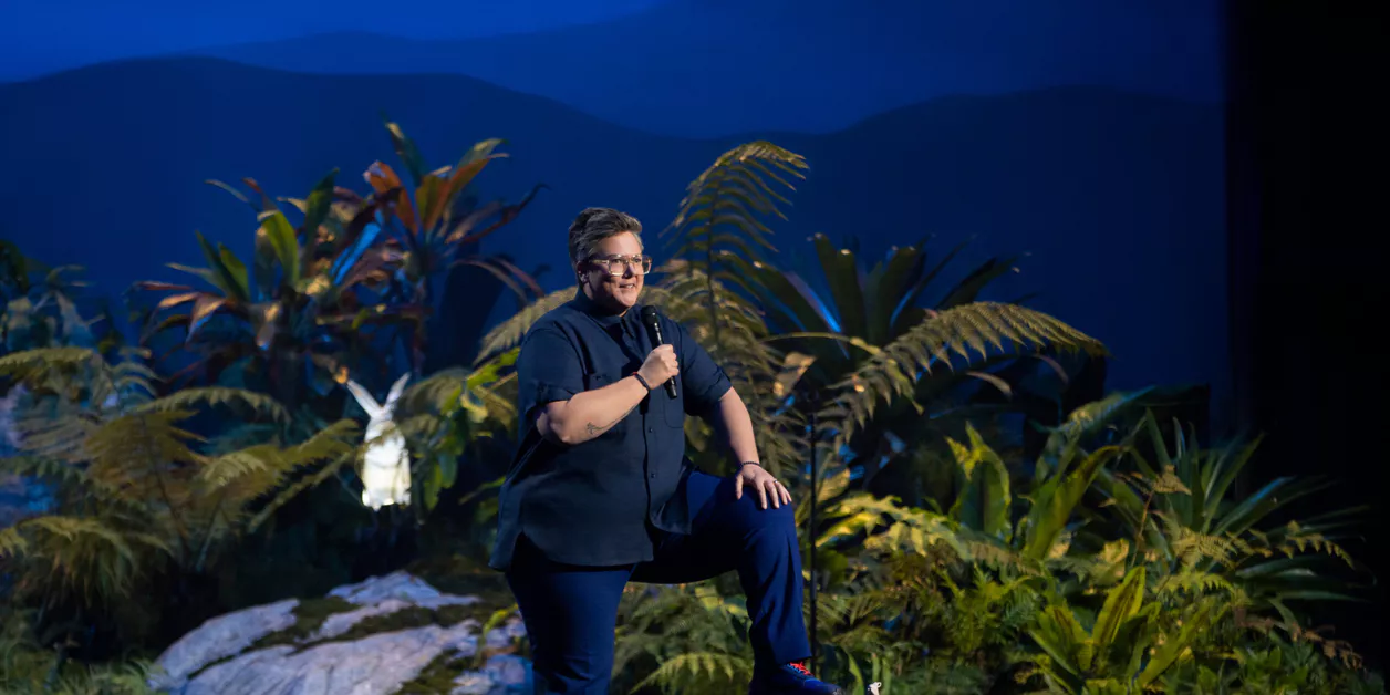 H στάντ-απ κωμικός [[#Hannah Gadsby [Χάννα Γκάντσμπυ]#]] παρουσιάζει την παράστασή της Something Special στην [[#Sydney Opera House&nbsp;[Όπερα του Σύδνεϋ]#]], 2023. 