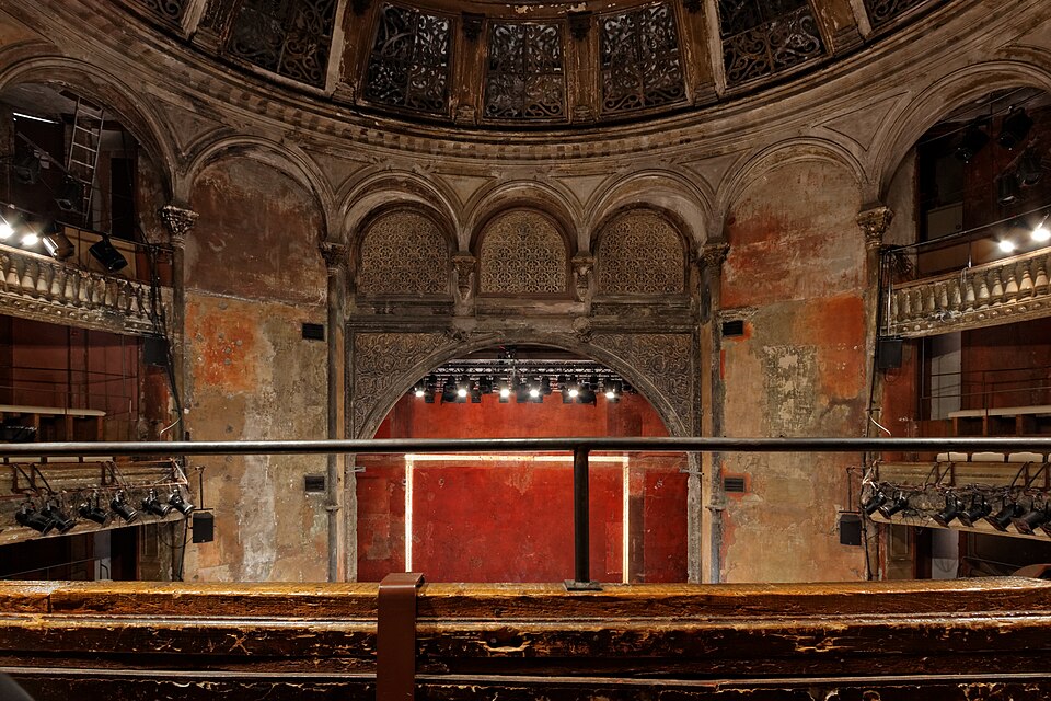 Εσωτερικό του Théâtre des Bouffes du Nord στο Παρίσι, έδρας του Centre International de Recherche Théâtrale [Διεθνές Κέντρο Θεατρικής Έρευνας] του Peter Brook [Πήτερ Μπρουκ] από το 1974. Εδώ ο Γιόσι Όιντα [Yoshi Oida], ως μέλος του θιάσου, ανέπτυξε την υποκριτική πρακτική από την οποία προέκυψε η έννοια του/της αόρατου/αόρατης ηθοποιού.