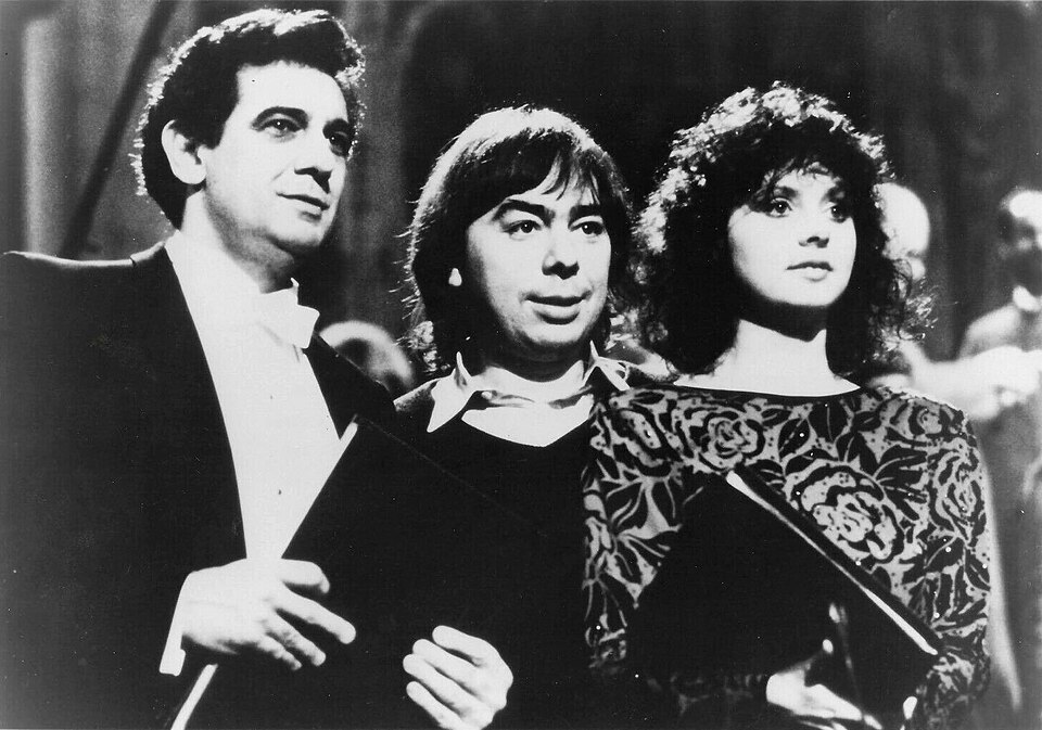 Ο οξύφωνος [[#Plácido Domingo [Πλάθιδο Δομίνγκο]#]], ο Andrew Lloyd Webber και η υψίφωνος Sarah Brightman στην παγκόσμια πρεμιέρα του Requiem [Ρέκβιεμ] (Νέα Υόρκη, 24 Φεβρουαρίου 1985). Το έργο, αφιερωμένο στη μνήμη του πατέρα του συνθέτη, μεταφέρει τη νεκρώσιμη λειτουργία του ρέκβιεμ στο ιδίωμα του σύγχρονου μουσικού θεάτρου.