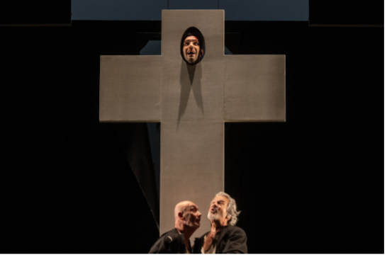 Περιμένοντας τον Γκοντό του Samuel Beckett.&nbsp;Σκηνοθεσία: [[#Θεόδωρος Τερζόπουλος [Theodoros Terzopoulos]#]] (2024) ©[[#Πηνελόπη Γερασίμου#]]