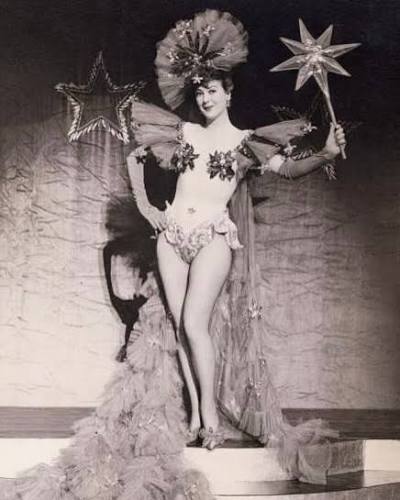 Η απαράμιλλη αρτίστα του μπουρλέσκ Gypsy Rose Lee [Τζίπσυ Ρόουζ Λη] στο εξώφυλλο του περιοδικού The Complete Photographer, τ. 9, αρ. 51, 10 Φεβρουαρίου 1943. Η Lee καθιέρωσε το αμερικανικό στριπτήζ ως αυτόνομη θεατρική φόρμα, εισάγοντας στη δραματουργία της αισθησιακής αποκάλυψης τη χρήση του σπινθηροβόλου χιούμορ και της αφηγηματικής δομής.