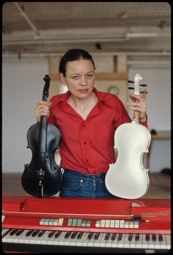 Laurie Anderson [Λώρη Άντερσον], φωτογραφία του Bernard Gotfryd [Μπέρναρντ Γκότφριντ] (1975 – 1985). Η καλλιτέχνις συνδύασε βιολί, ηλεκτρονικά φίλτρα φωνής, αφήγηση και ποπ μουσική. Το O Superman [Ω, Σούπερμαν] (1981) έφτασε στη δεύτερη θέση των βρεττανικών πωλήσεων και γνώρισε στο ευρύ κοινό την τέχνη της επιτέλεσης του μεταμοντερνισμού.