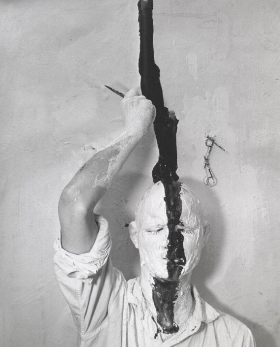 Günter Brus, Selbstbemalung [Αυτοβάψιμο], 1965, Βιέννη, Φωτογραφία: [[#Ludwig Hoffenreich#]]. Όπως και στην περίπτωση των Nitsch και Mühl, έτσι και οι δράσεις του Brus στον χώρο εκκινούν από την ζωγραφική, όπως φαίνεται στο έργο του Αυτοβάψιμο, όπου ο καλλιτέχνης εκβάλλεται από τον δισδιάστατο ζωγραφικό πίνακα, στην τρίτη διάσταση του πραγματικού κόσμου, γεγονός που δείχνει την επιρροή του δραστισμού από τα περιβάλλοντα και τα χάπενινγκ. 
