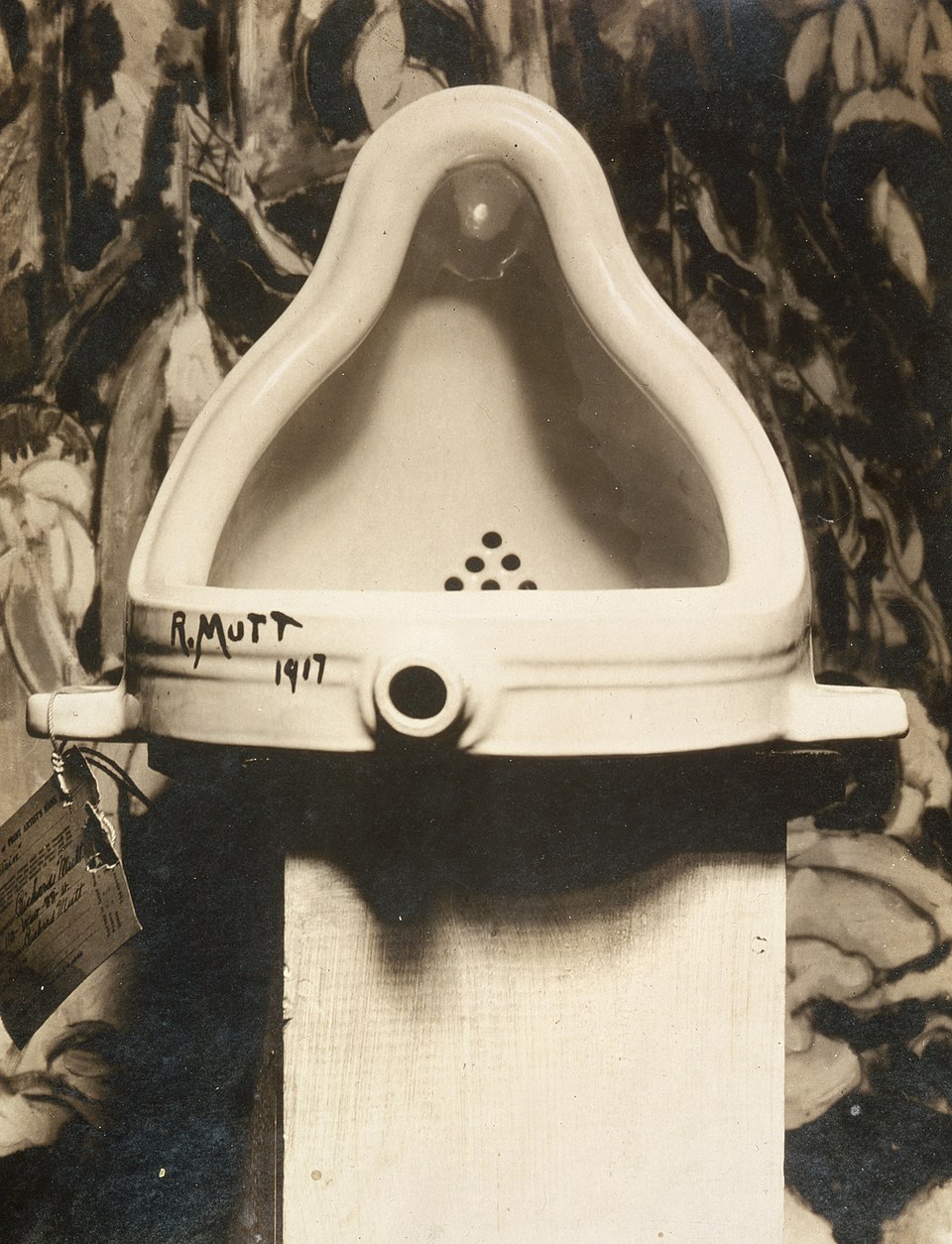 Marcel Duchamp, Fountain [Κρήνη], 1917, φωτογραφία του [[#Alfred Stieglitz [Άλφρεντ Στήγκλιτζ]#]]. Το πορσελάνινο ουρητήριο με την υπογραφή «R. Mutt 1917» υποβλήθηκε στην πρώτη έκθεση της Εταιρείας Ανεξάρτητων Καλλιτεχνών [Society of Independent Artists] στη Νέα Υόρκη, η οποία δεν είχε κριτική επιτροπή. Το διοικητικό συμβούλιο όμως το απέκρυψε από το κοινό και ο Duchamp παραιτήθηκε. Το πρωτότυπο χάθηκε. Σώζεται η φωτογραφία του Stieglitz, που δημοσιεύθηκε στο περιοδικό The Blind Man [Ο τυφλός] (1917). Το έργο λογίζεται ως το εμβληματικότερο έτοιμο αντικείμενο του ντανταϊσμού. 