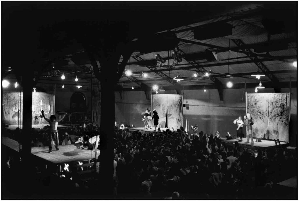 Η παράσταση 1789 (1970) της Ariane Mnouchkine/Théâtre du Soleil, όπου το κοινό περιηγούταν σε πέντε διαφορετικούς χώρους δράσης.