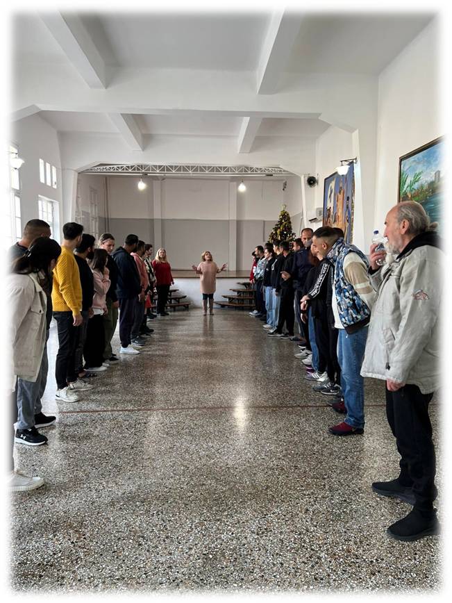 Στιγμιότυπο από θεατροπαιδαγωγικό πρόγραμμα του Τμήματος Θεατρικών Σπουδών του Πανεπιστημίου Πελοποννήσου σε σωφρονιστικό κατάστημα. Σε τέτοια πλαίσια ο εμψυχωτής / η εμψυχώτρια χρειάζεται ευελιξία, για να προσαρμόζει τις μεθόδους του/της στους περιορισμούς του χώρου και στις ανάγκες της ομάδας. Φωτογραφία: Κατερίνα Κωστή.