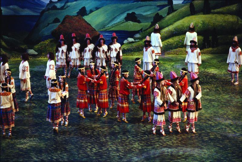 Το Joffrey Ballet [Μπαλέτο Τζόφρεϋ] στην Ιεροτελεστία της άνοιξης [Le Sacre du printemps] (Λος Άντζελες, 1987). Η Millicent Hodson [Μίλισεντ Χόντσον] ανασύστησε τη χορογραφία του Βάτσλαβ Νιζίνσκι [Vaslav Nijinsky] (1913). Ο Kenneth Archer [Κέννεθ Άρτσερ] ανασύστησε τα σκηνικά και τα κοστούμια του Νικολάι Ρέριχ [Nikolai Roerich], σε μία εμβληματική αναδιαδραμάτιση. Φωτογραφία: Herbert Migdoll.