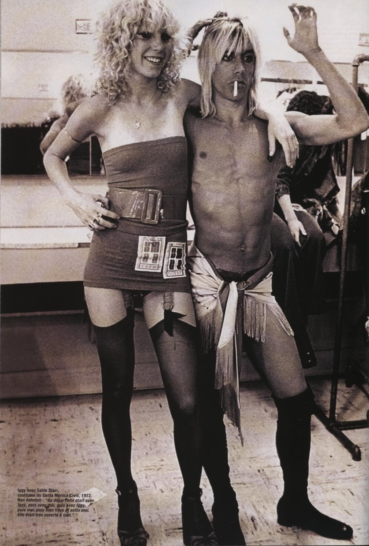 Η αποκαλούμενη «βασίλισσα των γκρούπι» [[#Sable Starr [Σέιμπλ Σταρ]#]] με τον [[#Iggy Pop [Ίγκυ Ποπ]#]] στα παρασκήνια, στο διάλειμμα συναυλίας (περ. 1973). Στη ροκ κουλτούρα της δεκαετίας του 1970, το διάλειμμα συγκροτήθηκε ως διακριτός κοινωνικός χρόνος των παρασκηνίων, όπου η παρουσία των γκρούπι αποτύπωνε έντονες σχέσεις εξουσίας και έναν έμφυλο καταμερισμό ρόλων γύρω από το ροκ είδωλο.