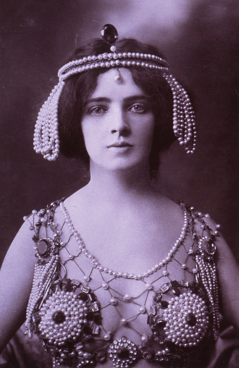 Η [[#Maud Allan [Μωντ Άλλαν]#]] με το κοστούμι της από την παράσταση&nbsp;The Vision of Salome&nbsp;[Το όραμα της Σαλώμης] (περ. 1908). Η καναδικής καταγωγής χορεύτρια σκανδάλισε την εδουαρδιανή Βρετανία με τη σχεδόν γυμνή εμφάνισή της, ενσαρκώνοντας μέσω του χορού τις αισθητιστικές αρχές της αισθησιακής ομορφιάς και της αυτονομίας του σώματος ως εκφραστικού μέσου. Πηγή: Foulsham &amp; Banfield / National Portrait Gallery (x5154).