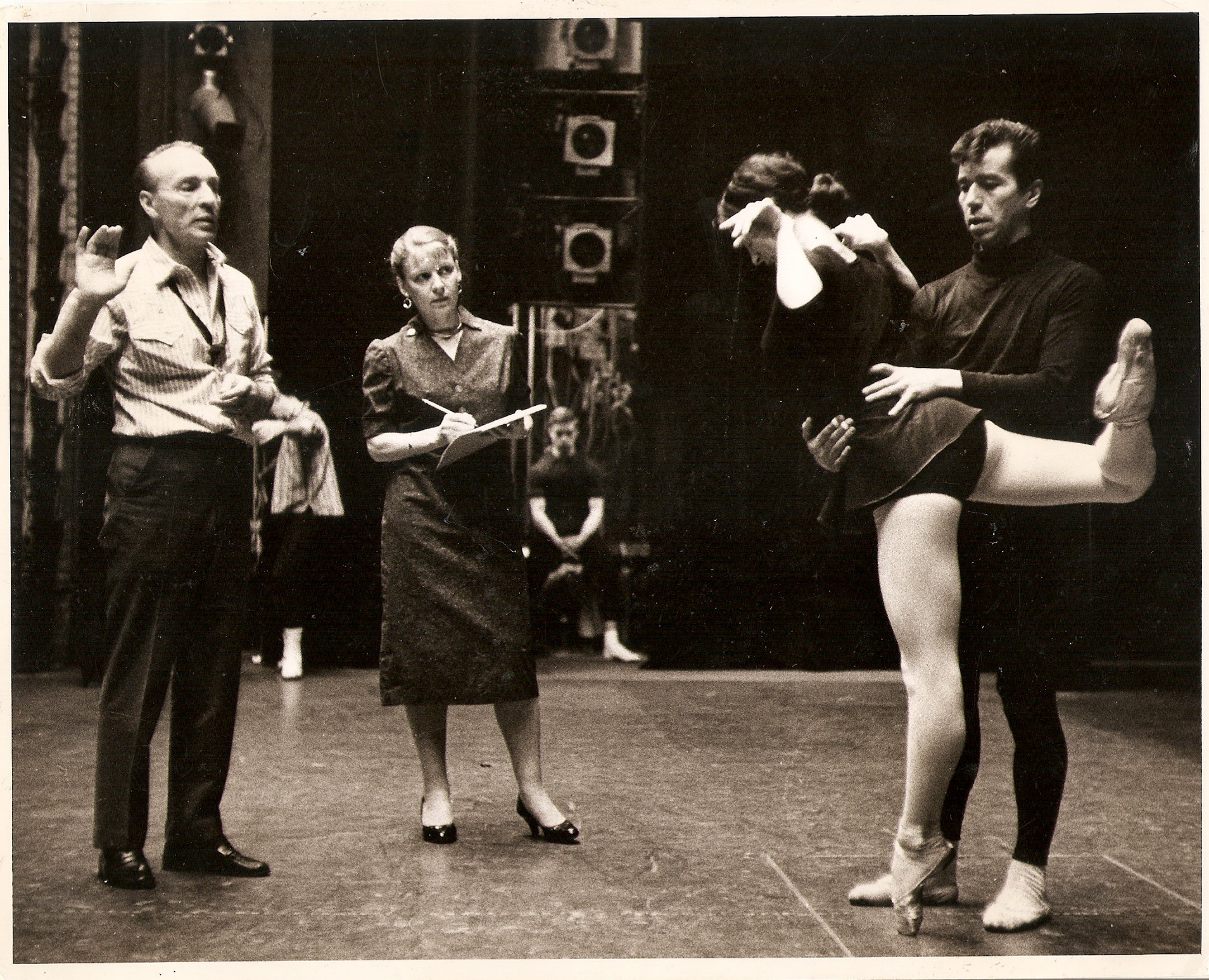 Ο George Balanchine σε δοκιμή με την Ann Hutchinson Guest [Αν Χάτσινσον Γκεστ] και δύο χορευτές, το 1948. Η παρουσία της Guest, διακεκριμένης σημειογράφου χορού και εισηγήτριας της Labanotation [Λαμπανογραφίας], αναδεικνύει τη συνεργασία του/της χορογράφου με την ειδικό που καταγράφει και διασώζει τη χορευτική σύνθεση.